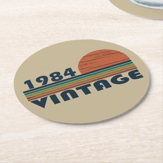 1984生まれ年のヴィンテージ誕生日ギフト ラウンドペーパーコースター (アングル)