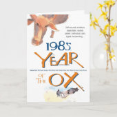 1985人の中国人の(占星術の)十二宮図のウシのおもしろいな誕生日 カード (黄色い花)