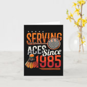 1985年からアースをサーブし続ける バドミントン好き 40歳の誕生日 カード (黄色い花)