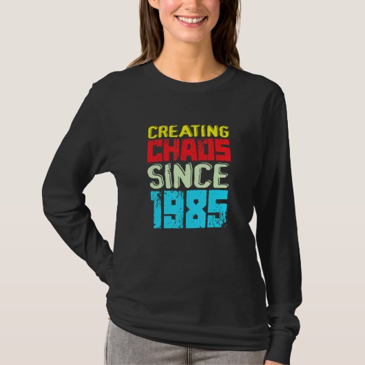1985年から混沌を創り出す37年の茶王 Tシャツ (正面)