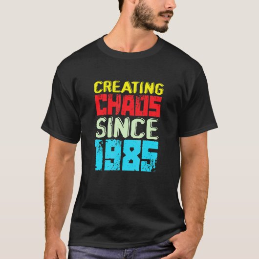 1985年から混沌を創り出す37年の茶王 Tシャツ (正面)