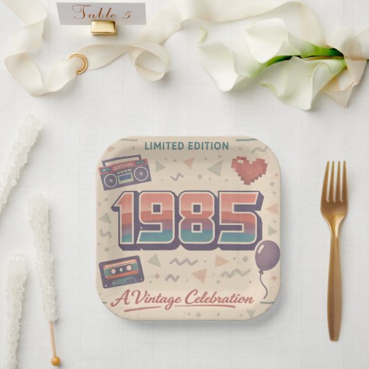 1985年生まれのヴィンテージ紙皿 | レトロな誕生日 ペーパープレート (ウェディング)