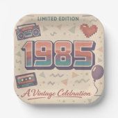 1985年生まれのヴィンテージ紙皿 | レトロな誕生日 ペーパープレート (正面)