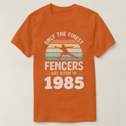 1985年生まれ40歳の誕生日フェンシングギフト Tシャツ (デザイン正面)