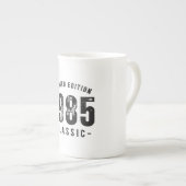 1985年 クラシックな誕生年 ボーンチャイナマグカップ (正面右)