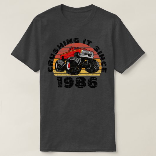 1986年の誕生以来モンスタートラックドライバーがそれを粉砕 Tシャツ (デザイン正面)