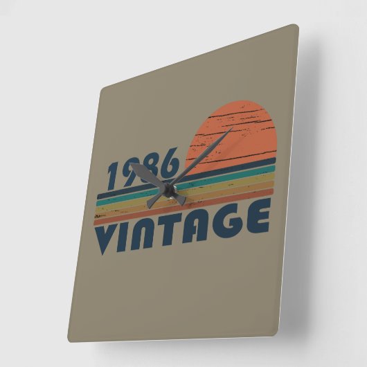 1986生まれ年のヴィンテージ誕生日ギフト スクエア壁時計 (傾斜)