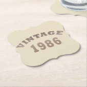 1986生まれ年のヴィンテージ誕生日ギフト ペーパーコースター (アングル)