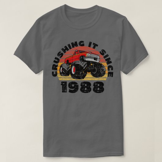 1988年の誕生以来モンスタートラックドライバーがそれを粉砕 Tシャツ (デザイン正面)