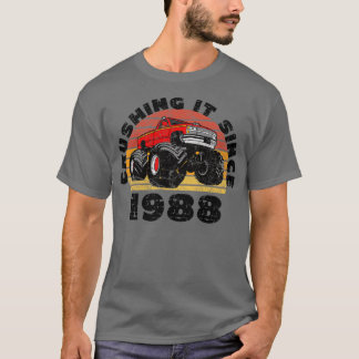 1988年の誕生以来モンスタートラックドライバーがそれを粉砕 Tシャツ