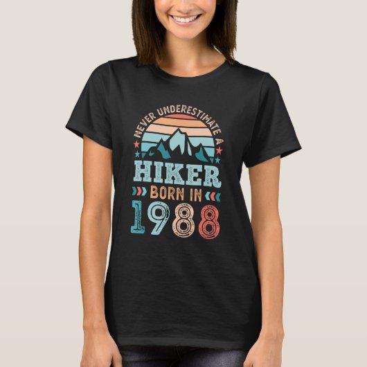1988生まれ年40歳の誕生日ハイキングでハイカー Tシャツ (正面)