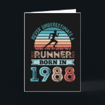 1988生まれ年40th Birthday Giftのパパに準ランニング拠 カード<br><div class="desc">1988年のランナーを生まれ過小評価しないこと。理想的なヴィンテージ40歳の誕生日ギフト40歳のの愛好家のためのランニング。ジョギングを愛し行く男性と女走性は父親の日やクリスマスにこれを愛する。</div>