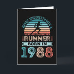 1988生まれ年40th Birthday Giftのパパに準ランニング拠 カード<br><div class="desc">1988年のランナーを生まれ過小評価しないこと。理想的なヴィンテージ40歳の誕生日ギフト40歳のの愛好家のためのランニング。ジョギングを愛し行く男性と女走性は父親の日やクリスマスにこれを愛する。</div>