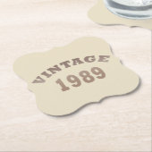 1989生まれ年のヴィンテージ誕生日ギフト ペーパーコースター (アングル)