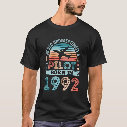 1992年生まれ30歳の誕生日の飛行機の贈り物でパイロット Tシャツ (正面)