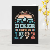 1992生まれ年のハイカー、30歳の誕生日ハイキングレトロの贈り物 カード (黄色い花)