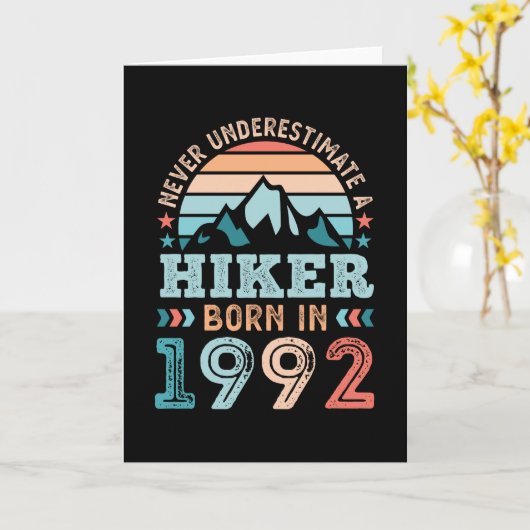 1992生まれ年のハイカー、30歳の誕生日ハイキングレトロの贈り物 カード (黄色い花)