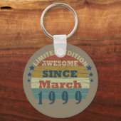 1999生まれ年3月のヴィンテージ誕生日 キーホルダー (正面)