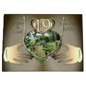 19,8thブロンズ写真記念日クラドーハ ラージペーパーバッグ (正面)