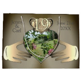 19,8thブロンズ写真記念日クラドーハ ラージペーパーバッグ (裏面)