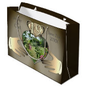 19,8thブロンズ写真記念日クラドーハ ラージペーパーバッグ (裏面アングル)