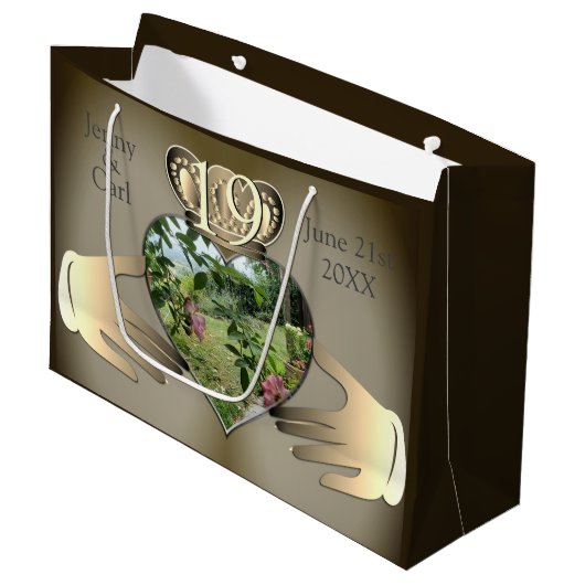 19,8thブロンズ写真記念日クラドーハ ラージペーパーバッグ (正面アングル)