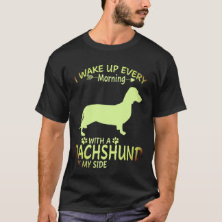 1 私の隣で起きる朝はダックスフンドと一緒 Tシャツ