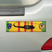 1/1st Cav。 第23 Inf. Div. VSMのリボンのUH-1 Huey バンパーステッカー (車上)