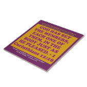 1 Corinthiansの12:18からの聖書の詩。 タイル (側面)