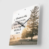 1 John 4:4素晴らしはあなたの中にいる人です スクエア壁時計 (傾斜)
