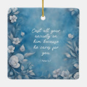 1 Peter 5:7 “Cast All Your Anxiety” Blue Floral セラミックオーナメント (裏面)