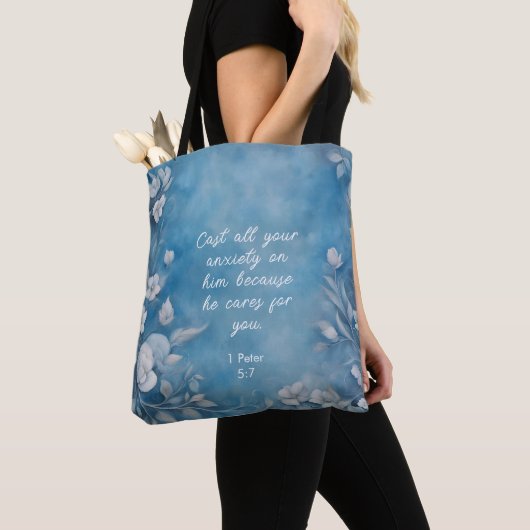 1 Peter 5:7 “Cast All Your Anxiety” Blue Floral トートバッグ (クローズアップ)