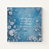 1 Peter 5:7 “Cast All Your Anxiety” Blue Floral ノートブック (裏面)