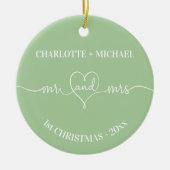1stクリスマス新婚夫婦の名前ハートセージ緑 セラミックオーナメント (正面)