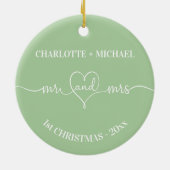 1stクリスマス新婚夫婦の名前ハートセージ緑 セラミックオーナメント (裏面)