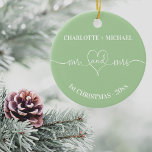 1stクリスマス新婚夫婦の名前ハートセージ緑 セラミックオーナメント<br><div class="desc">セージ緑の背景、白い文字。ミセスとハート名前と年をカスタマイズして追加する。</div>
