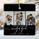 1stクリスマ婚約したス3フォトホワイトスクリプトブラック セラミックオーナメント<br><div class="desc">この美しい記念婚約であなたのモダンオーナメントを記念しなさい。白い文字読の「私たちの初めてのクリスマス婚約した」と書き込み文字の「婚約した」と前後エレガントに華々しく書かれている。3枚のサンプル画像を縦お気に入りのの写真に置き換え、黒い背景に名前と年を白い文字で追加。</div>