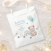 1stバースデーオペバッグは可愛いテディベアを特徴とする。 フェイバーバッグ (クリップ留めされた状態)