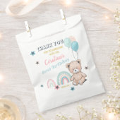 1stバースデーオペバッグは可愛いテディベアを特徴とする。 フェイバーバッグ (クリップ留めされた状態)