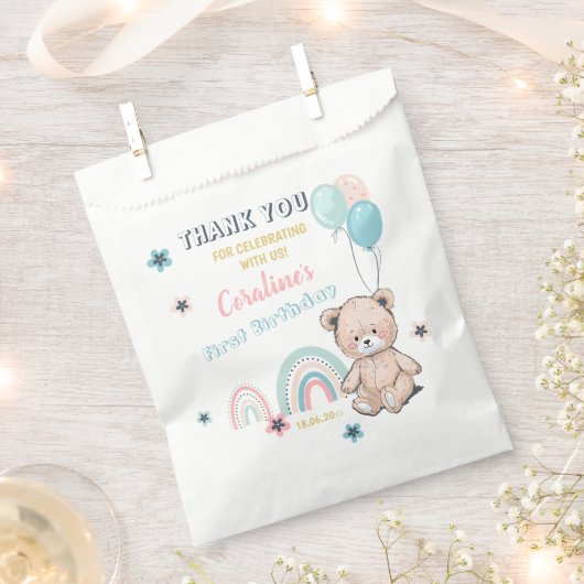 1stバースデーオペバッグは可愛いテディベアを特徴とする。 フェイバーバッグ (クリップ留めされた状態)