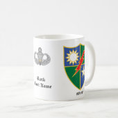 1stレンジャーBN旧スタイルスクロール&タブ、戦闘ジャンプ コーヒーマグカップ (正面右)