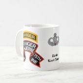 1stレンジャーBN旧スタイルスクロール&タブ、戦闘ジャンプ コーヒーマグカップ (正面左)