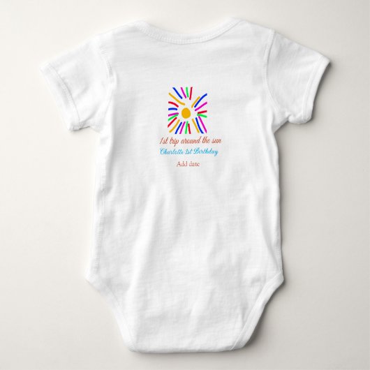 1st誕生日の日旅を追加する名前カラフル日g ベビーボディスーツ (裏面)