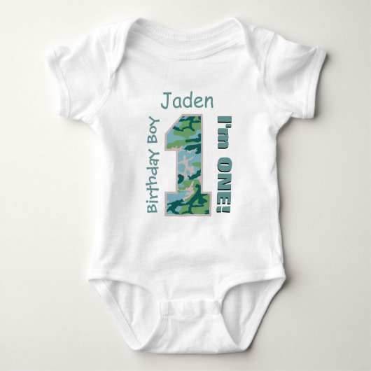 1st Birthday Boy Green迷彩柄1年名前をカスタムするV02 ベビーボディスーツ (正面)