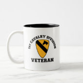1st Cav Vet – カレッジスタイル ツートーンマグカップ (左)