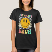 1st Grade Bruh  Smile Groovy First Day Back To Sch Tシャツ (正面)