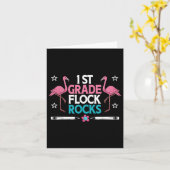 1st Grade Flock Rocks Flamingo Teacher Student Kid カード (黄色い花)