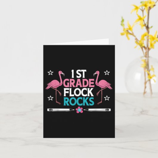 1st Grade Flock Rocks Flamingo Teacher Student Kid カード (黄色い花)