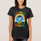 1st Grade Level Unlocked Rainbow Back To School Bo Tシャツ (正面)