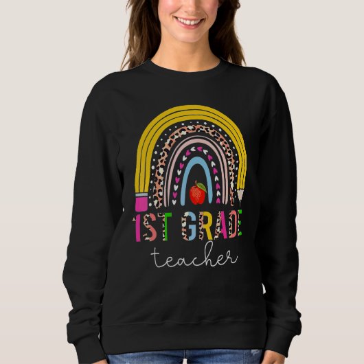 1st Grade Teacher Cute Rainbow Pencil Leopard Back スウェットシャツ (正面)